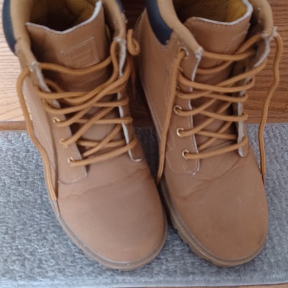 Gently worn Fila size5 1/2 - Picture 1 of 3